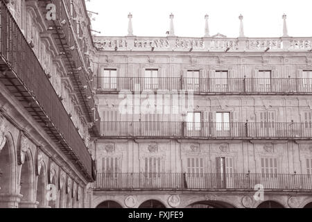 Plaza Mayor - Piazza principale, Salamanca, Spagna in bianco e nero tonalità seppia Foto Stock