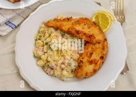 Tradizionale ceca Schnitzel con patate e insalata di verdure sul tavolo bianco Foto Stock