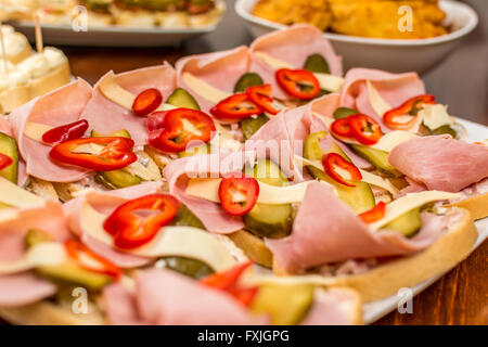 Panini con il cetriolo e salsicce e prosciutto sul tavolo Foto Stock