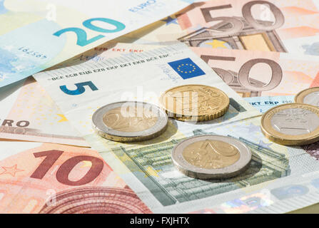 Banconote e monete in euro Foto Stock