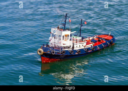 Barche a vela, barche in piccola scala e modelli di yacht a Wallasey, Regno Unito. Il modello di lago di New Brighton riapre dopo una grande pulizia il 16 marzo 2016. Wirral Council, insieme a United Utilities, hanno dato al lago un buon pulito pronto per i model boaters da utilizzare durante questa stagione accanto a Wallasey modello barca società. Kingston Tug Boat modello IMO 47228. Foto Stock