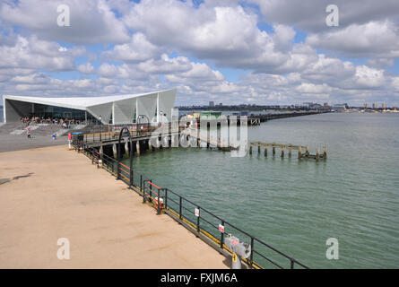 Southend Pier è un importante punto di riferimento in Southend. Estendentesi 1.34 miglia (2.16 km) nell'estuario del Tamigi, è la più lunga del mondo Foto Stock