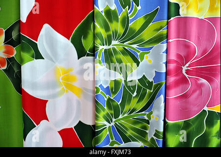 Tahiti, Polinesia francese. Polinesiana tipica sarong di fiori per la vendita nel mercato di Papeete, la capitale di Tahiti Foto Stock