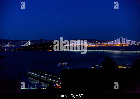 Il San Francisco Oakland Bay Bridge con l'Embarcadero in primo piano preso dal Colle del Telegrafo a Coit Tower Foto Stock