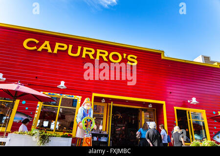 Pier 39, Fisherman Wharf area di San Francisco con molti turisti su un caldo e soleggiato sabato pomeriggio in aprile 2016 Foto Stock