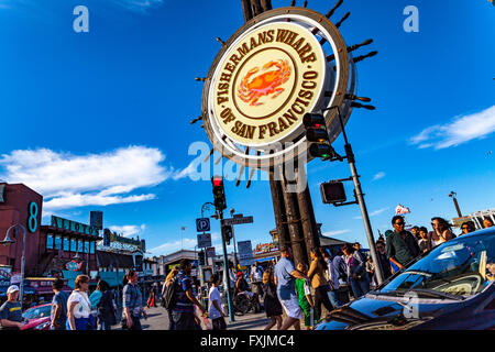 Pier 39, Fisherman Wharf area di San Francisco con molti turisti su un caldo e soleggiato sabato pomeriggio in aprile 2016 Foto Stock