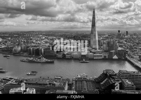 Vista sul Tamigi a sud di Londra La Shard Southwark South Bank Immagine monocromatica Foto Stock