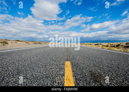 Guardando in giù il centro linea gialla sulla Highway 50,l'isolate strada in America, nel Nevada.