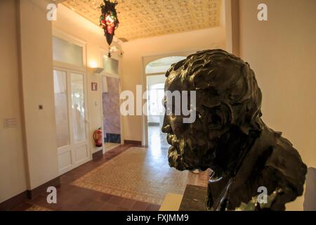 Un busto del famoso architetto Antoni Gaudi sul display entro il suo ex casa, ora un museo, nei giardini del Parco Guell, Barcellona Foto Stock