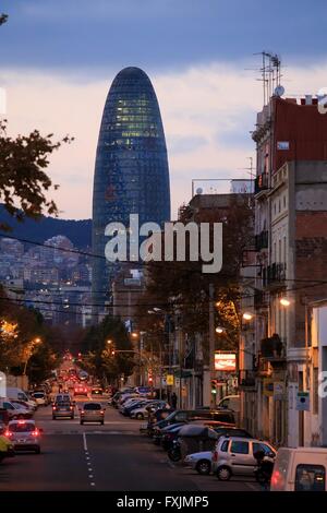 La Torre Agbar di notte nel centro della città di Barcellona, Spagna Foto Stock