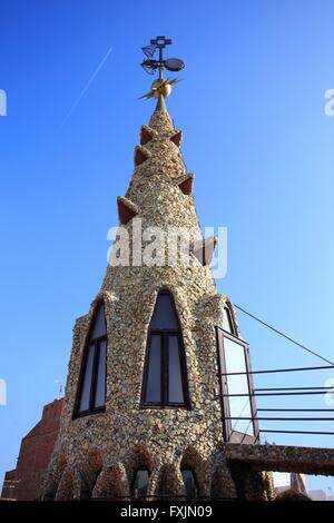 Una forma insolita di camini sul tetto di Palau Guell, Barcellona, Spagna Foto Stock