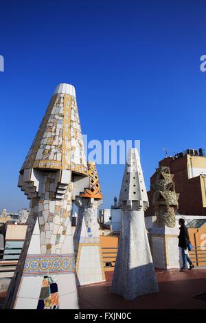 Una forma insolita di camini sul tetto di Palau Guell, Barcellona, Spagna Foto Stock