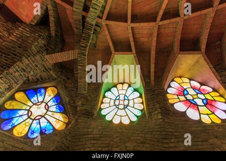 Le finestre di vetro macchiate all'interno della Colonia Güell, Barcellona, Spagna Foto Stock
