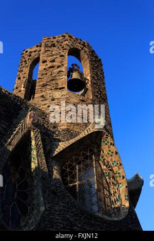 La caratteristica facciata della Colonia Güell a Barcellona, Spagna Foto Stock