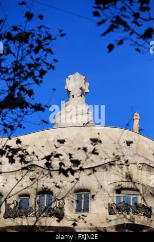 Insoliti comignoli e linee ondulate della Casa Mila, Barcellona, Spagna Foto Stock