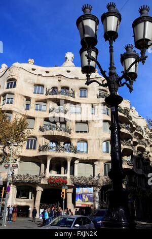 Insoliti comignoli e linee ondulate della Casa Mila, Barcellona, Spagna Foto Stock