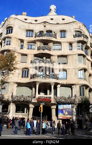 Insoliti comignoli e linee ondulate della Casa Mila, Barcellona, Spagna Foto Stock