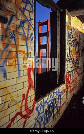 Golden Gate Bridge con graffiti di San Francisco in California Foto Stock