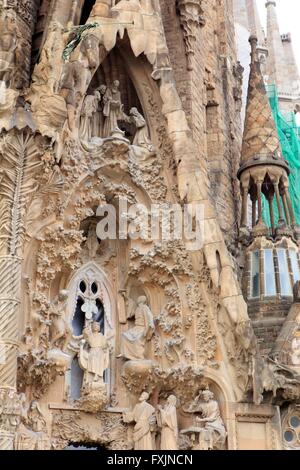 Sculture intricate sulla facciata della Natività della Sagrada Familia nel cuore di Barcellona, Spagna. Foto Stock