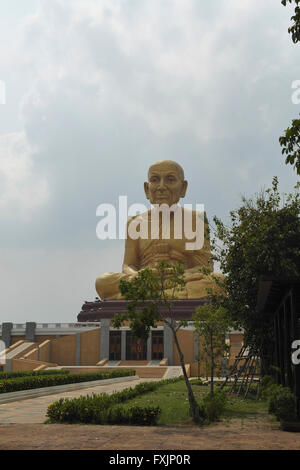 Monaco buddista gigantesca statua del Buddha nei pressi di Ayutthaya - Thailandia Foto Stock