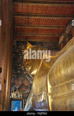 Grande Golden reclinabili statua del Buddha in Bangkok - Tailandia Foto Stock