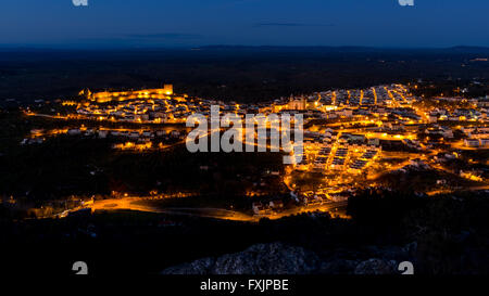 Panorama di Castelo de Vide dopo il tramonto. Foto Stock