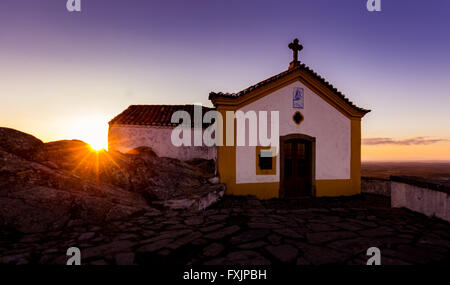 Sunset shot presso la cappella "Ermida de Nossa Senhora da Penha', Castelo de Vide, Alentejo, Portogallo. Foto Stock