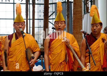 I monaci buddisti dal Drepung Loseling monastero canti e suonare strumenti presso il giardino di inverno in Battery Park City. Foto Stock