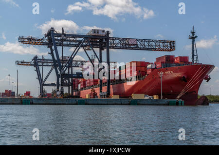 Il caricamento di una nave container Port Everglades Florida USA Foto Stock