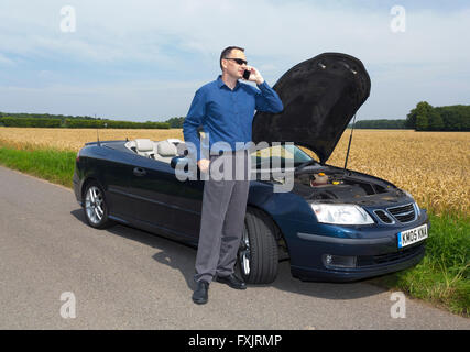 Uomo con ripartiti in auto Foto Stock