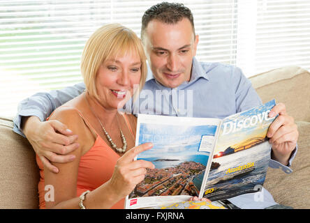 Giovane uomo con la donna più anziana Foto Stock