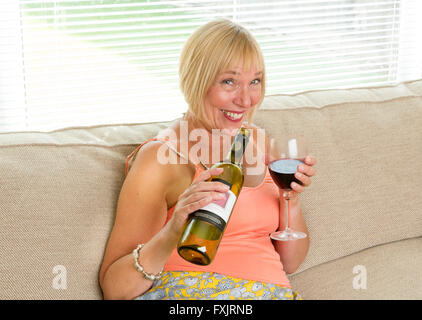 Bevuto donna bere il vino Foto Stock