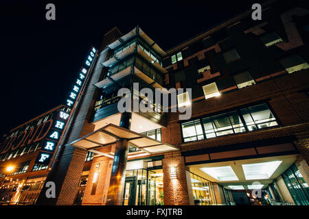 Bond Street Wharf di notte, in Fells Point, Baltimore, Maryland. Foto Stock