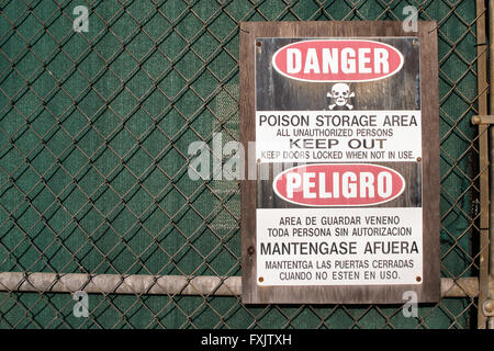 Veleno generale storage area sign in inglese, con traduzione in spagnolo Foto Stock