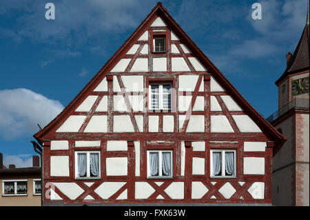 Timpano di un vecchio Franconia casa in legno e muratura, Gräfenberg, Alta Franconia, Baviera, Germania Foto Stock