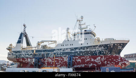 Grande nave in bacino di carenaggio la preparazione per la verniciatura e per le riparazioni Foto Stock