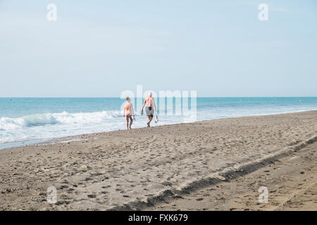 Vecchia coppia camminando sulla spiaggia. Guadalmar, Málaga, Spagna Foto Stock