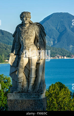 Monumento, statua del Re Ludwig II sul lago Tegernsee, dietro il Wallberg, Gmund am Tegernsee, Alta Baviera, Baviera, Germania Foto Stock