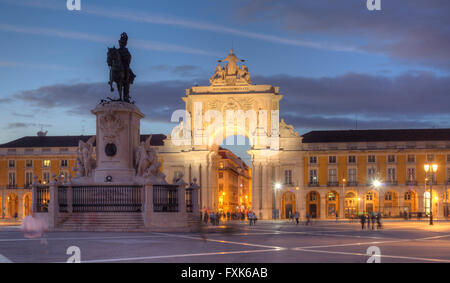 Arco da Vitoria, Arco de la Victoria e la statua equestre di re Jose I. a Praca do Commercio all'imbrunire, Lisbona, Portogallo Foto Stock