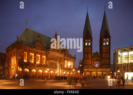 Il vecchio municipio con San Pietro&#39;s la cattedrale e la piazza del mercato al crepuscolo, Brema, Germania Foto Stock