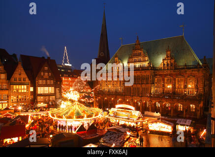 Il vecchio municipio e il mercatino di Natale in piazza del mercato al crepuscolo, Brema, Germania Foto Stock