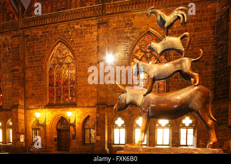 La città di Brema musicisti di sera, scultura in bronzo di Gerhard Marcks, Brema, Germania Foto Stock