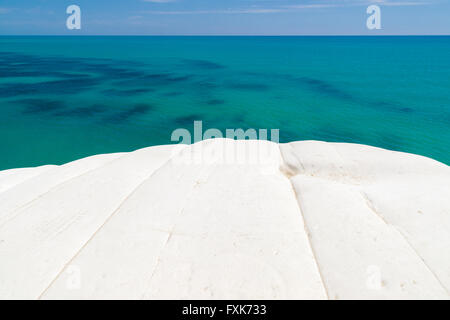 In calcare bianco, rock marl sul mare turchese, La Scala dei Turchi di scogliere, Realmonte, provincia di Agrigento, Sicilia, Italia Foto Stock