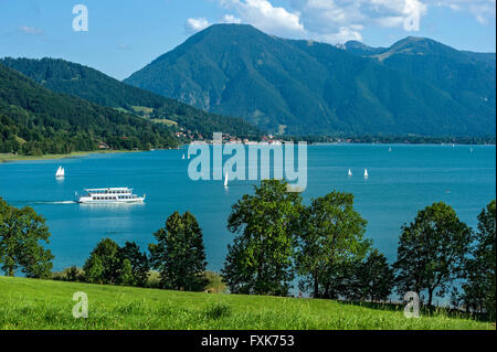 Vista sul lago Tegernsee sul Tegernsee e le montagne Wallberg, Risserkogel e Setzberg, Alta Baviera, Baviera, Germania Foto Stock