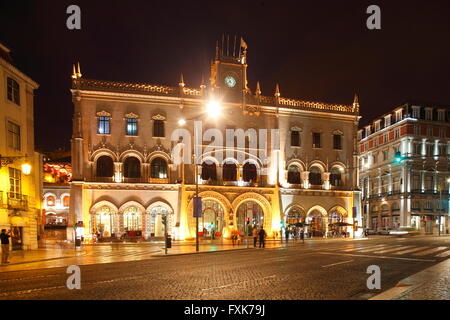 Il Rossio stazione ferroviaria di notte, Lisbona, Portogallo Foto Stock