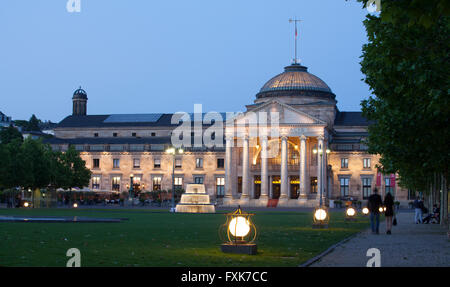 Spa hotel con fontana e park Bowling Green al crepuscolo, Wiesbaden, Hesse, Germania Foto Stock