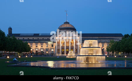 Spa hotel con fontana e park Bowling Green al crepuscolo, Wiesbaden, Hesse, Germania Foto Stock