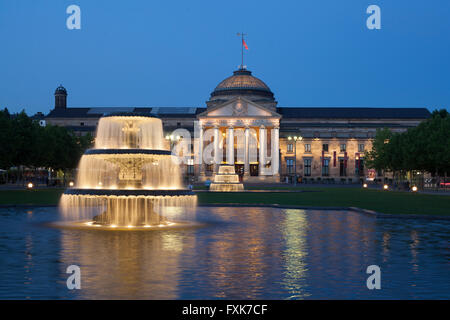 Spa hotel con fontana e park Bowling Green al crepuscolo, Wiesbaden, Hesse, Germania Foto Stock