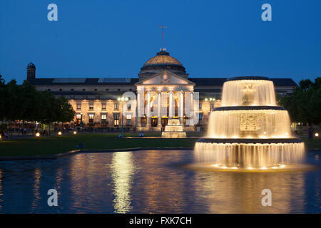 Spa hotel con fontana e park Bowling Green al crepuscolo, Wiesbaden, Hesse, Germania Foto Stock