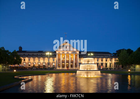 Spa hotel con fontana e park Bowling Green al crepuscolo, Wiesbaden, Hesse, Germania Foto Stock